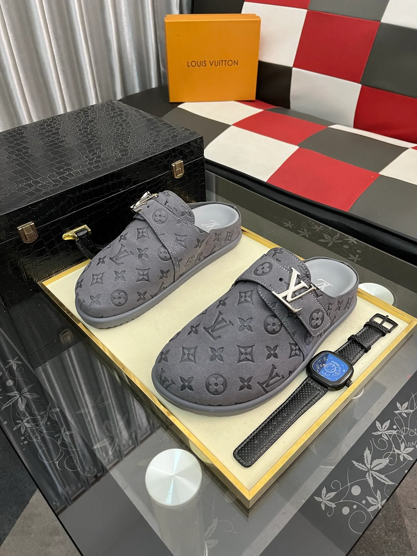 Men's shoes 💰380⌚️⌚️2025 new men's casual sandals and slippers, made of suede cow leather, with Monogram pattern to highlight the trendy style. Adjustable straps illuminated with LV letters, while a resilient insole and micro outsole provide lightweight comfort. Made of suede cow leather with embossed Monogram pattern and brand element metal hardware✅Adjustable straps➕Tough insole‼ ️Micro outsole. Comfortable and easy to wear‼ ️size: 38-446️⃣Colors available